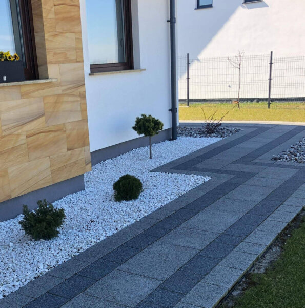 Alejka wokół domu z płyt tarasowych