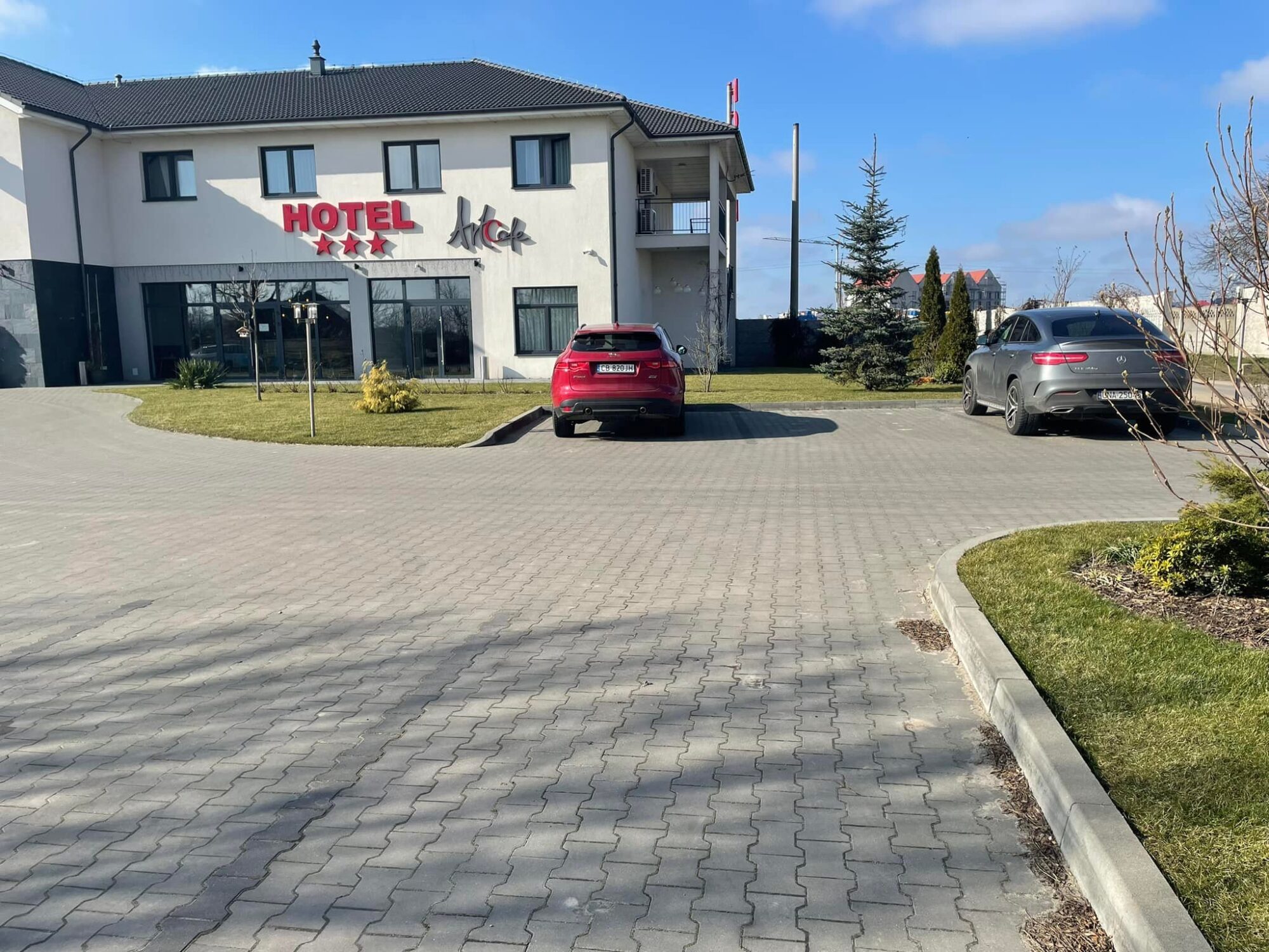 Układanie kostki brukowej w Bydgoszczy - plac z kostki brukowej przed hotelem
